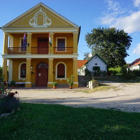 Joe Bacsi Rezidenciaja * Kisharsány